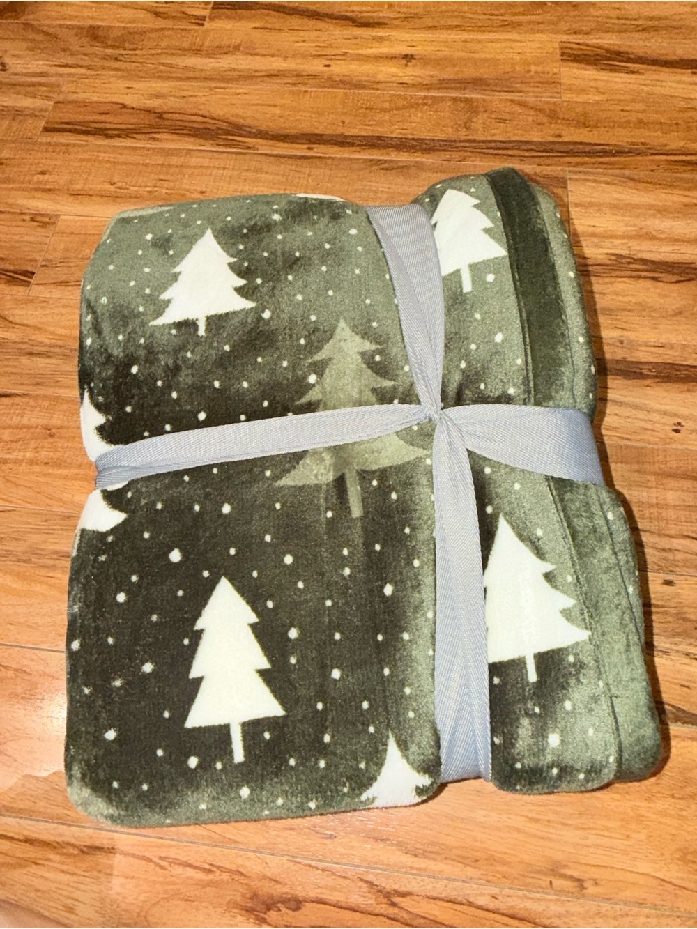 Better Homes And Gardens Green and White Pine Tree Plush Throw
